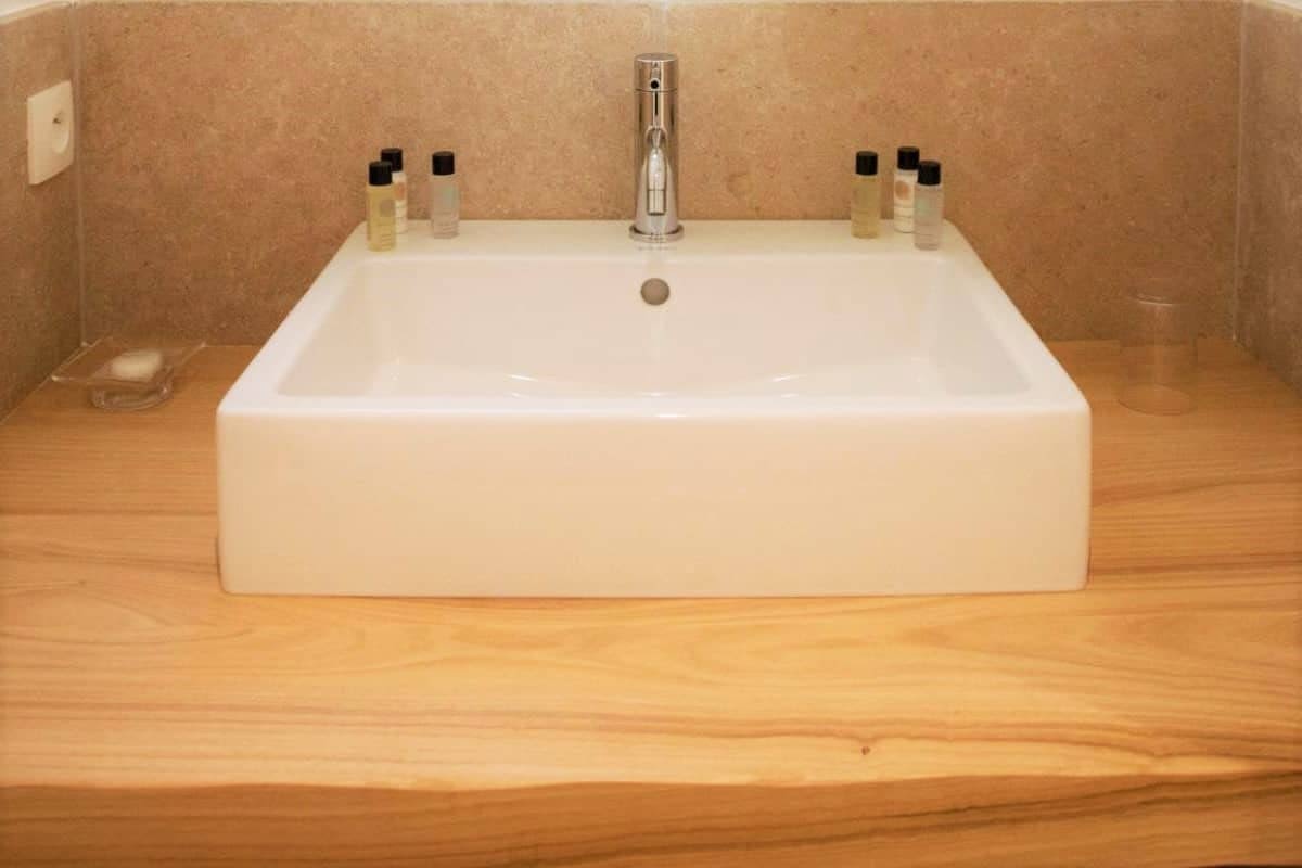 Lavabo salle de bain Le citronnier / Bathroom sink in the house Le citronnier