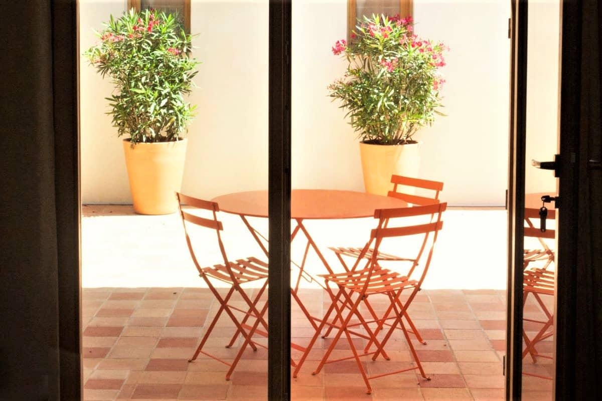 Table dans la terrasse / Table in the terrace