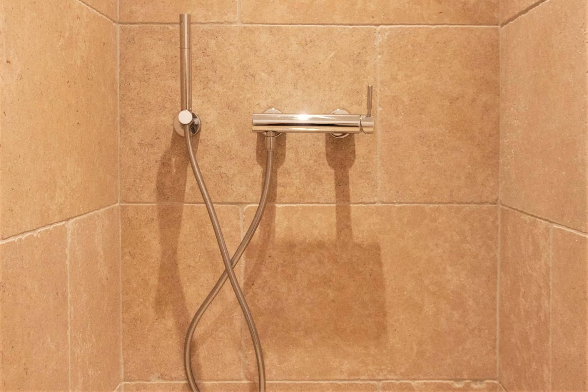 Douche dans salle de bain / Shower in the bathroom