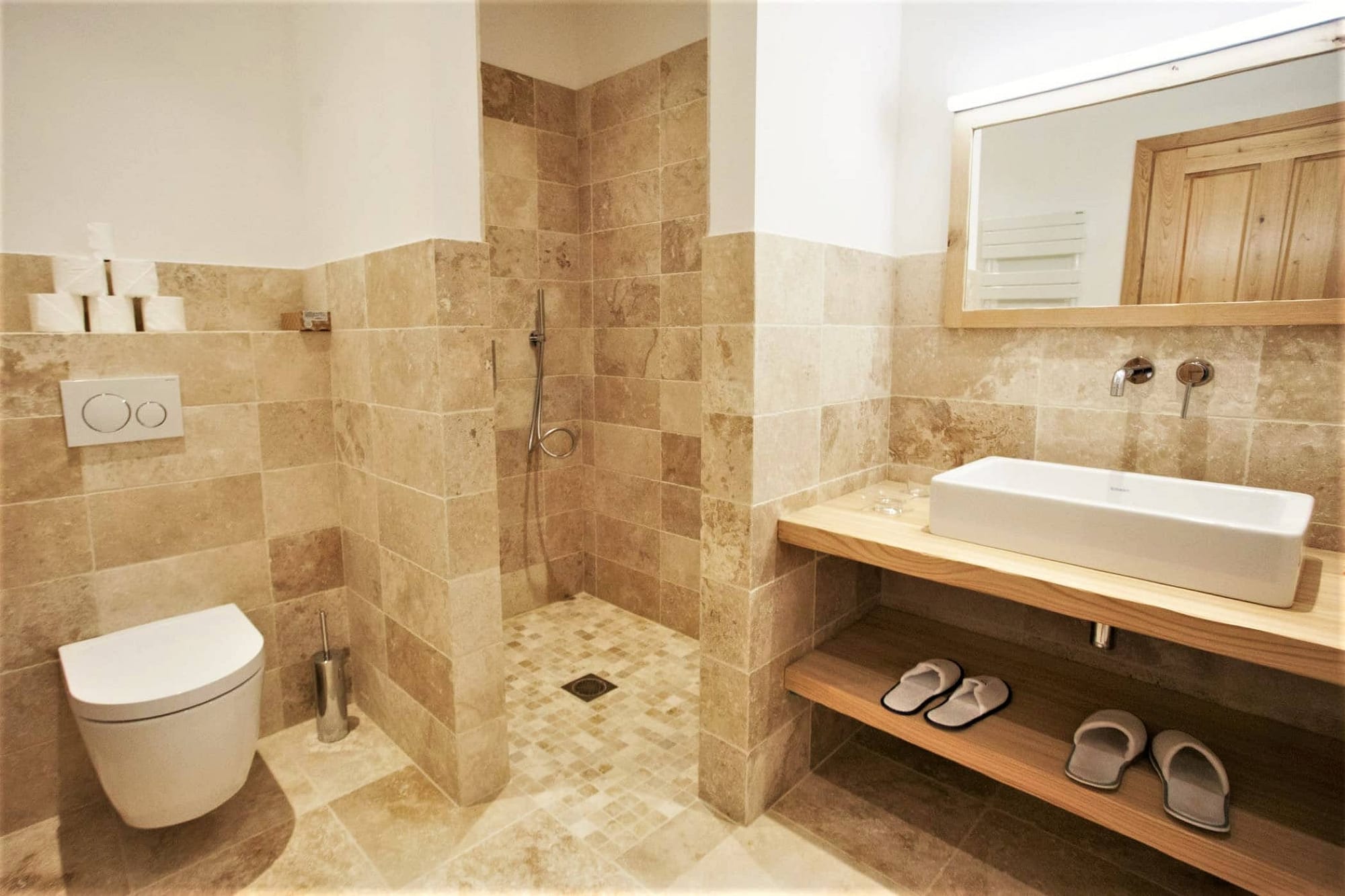 Salle de bain avec douche / Bathroom with shower
